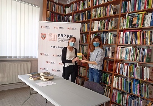 Przekazanie książek bibliotece pedagogicznej w ramach akcji 